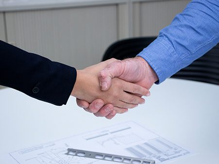 Präzision und Kundenzufriedenheit sind unsere Hauptgrundsätze. Auf dem Bild zusehen: zwei Parteien reichen sich partnerschaftlich die Hände. Auf eine gute Zusammenarbeit!